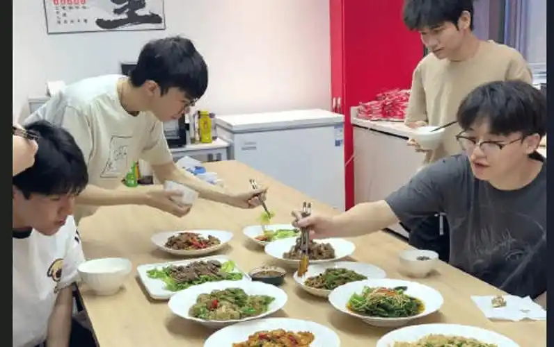 JDG Xiaoxu美食清单曝光引热议，KPL选手“吃货人设”背后藏着大智慧